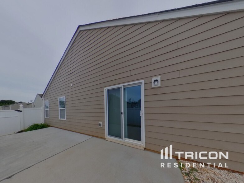 Building Photo - 2028 Stoney Pointe Cir