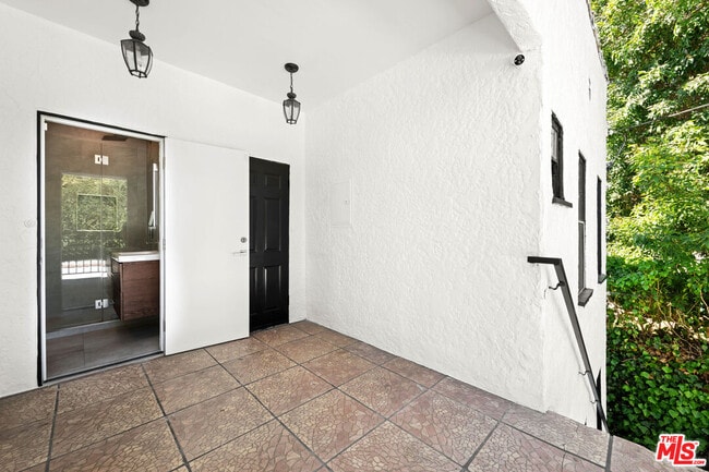 Building Photo - 424 N Gardner St