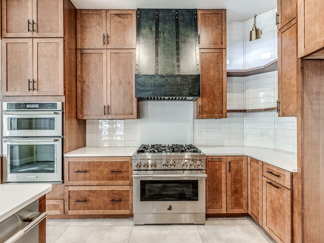 Building Photo - Fantastic home in the Fairways at Surrey H...