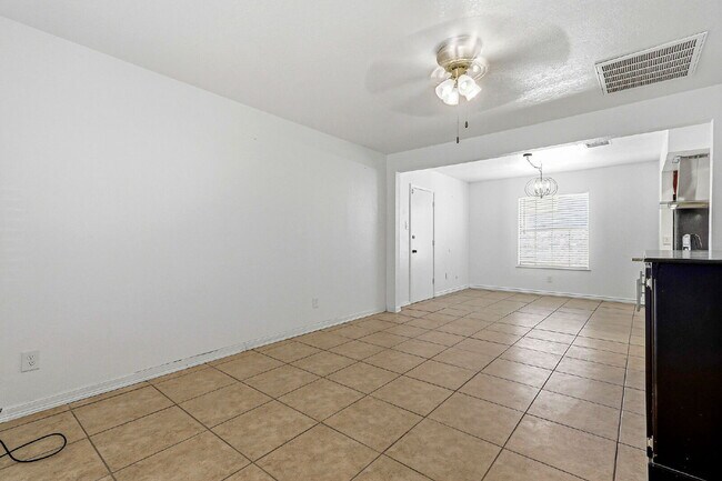 Building Photo - 3 bed 2 bath house with a studio