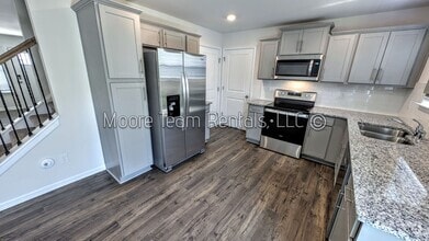Building Photo - *** MOVE IN SPECTIAL *** Elegant New 3BR T...