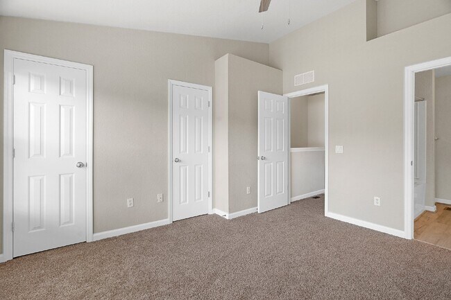 Building Photo - **NEWLY REMODELED ** MAINTENANCE FREE TOWNHOME/ NO APPLICATION FEES**