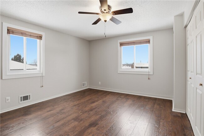 Building Photo - 456 Surrey Hill Way