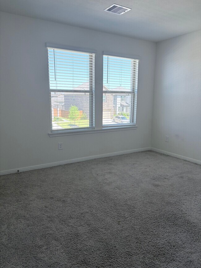 Building Photo - 4841 Sun Fls Dr