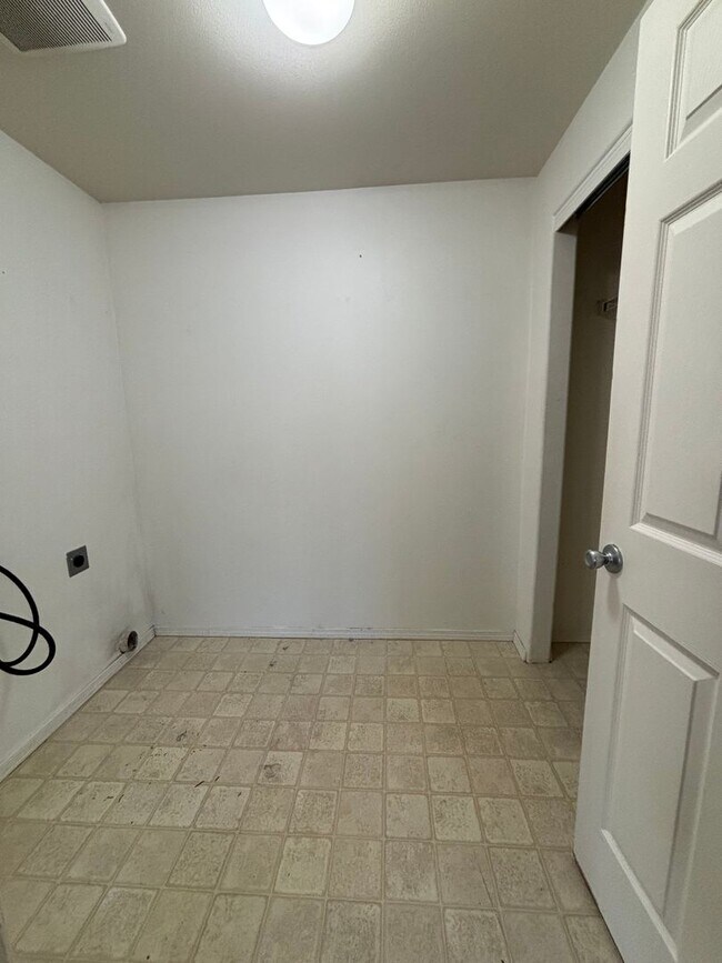 Building Photo - 3 Bed 2 Bath Home in Sage Point Area!