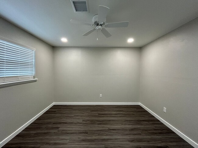 Building Photo - Minutes from Downtown Rogers – 2 Bed Apartment for Rent