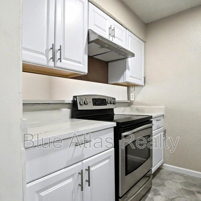 Building Photo - 5519 Wellesley Ave