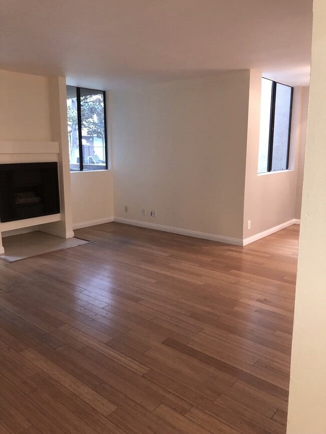 Building Photo - Luxury Remodeled Condo for Rent