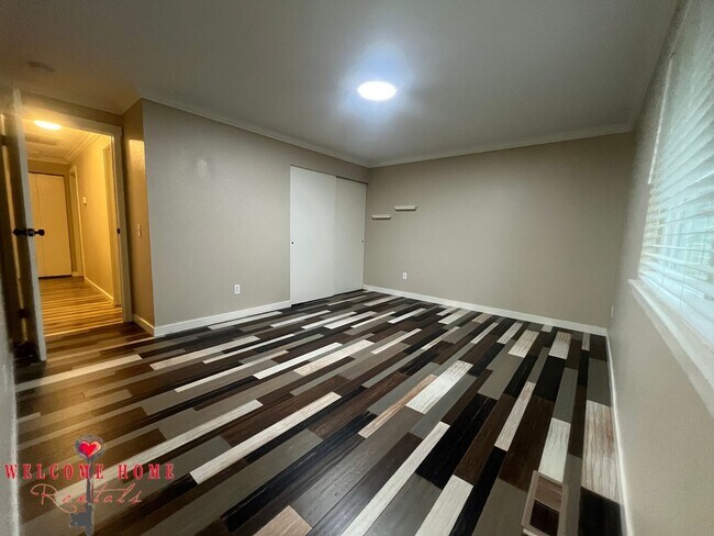 Building Photo - Remodeled rambler, no carpet, with HUGE fenced yard!!