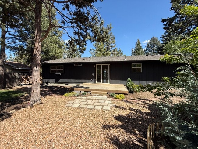 Building Photo - Beautiful 3 Bed/1 Bath Home with Large and Fenced Backyard - SE Bend