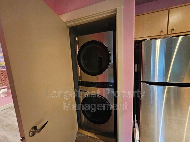 Building Photo - 9837 NE Irving St