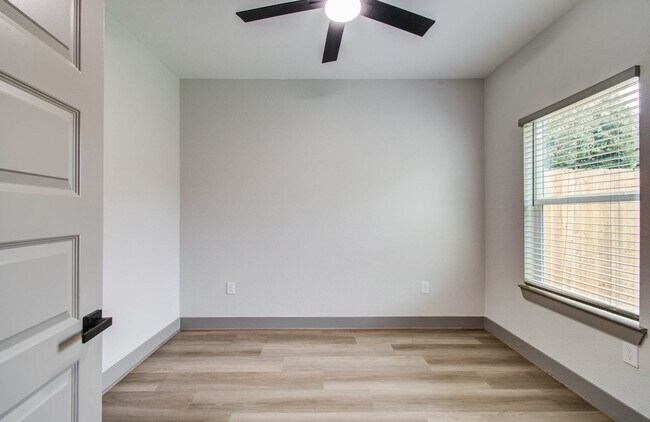 Building Photo - 1065 South Ln