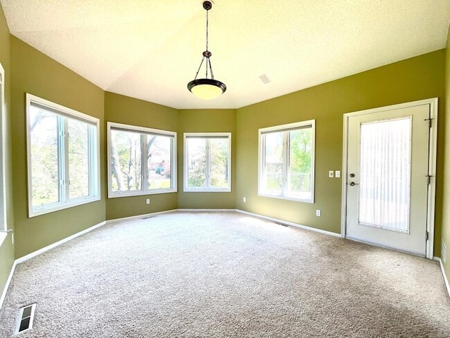 Building Photo - 640 S Park Ct