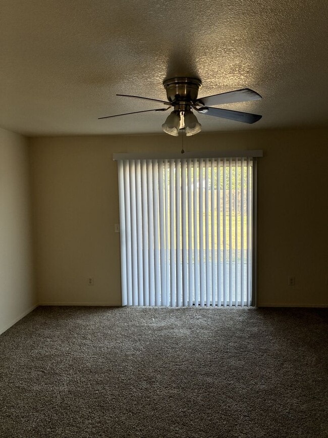 Building Photo - 3 Bedroom 2 Bath Home