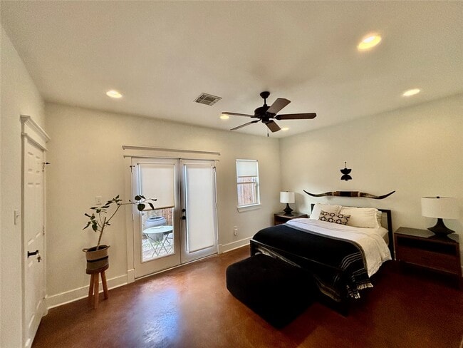 Building Photo - 919 W 15th St