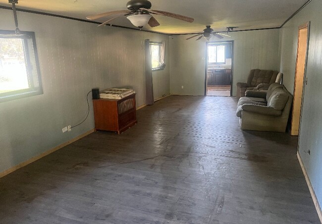 Building Photo - Great Location! $1,500 Down / $690 Month