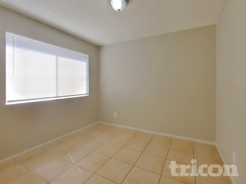Building Photo - 4055 W Desert Cove Ave