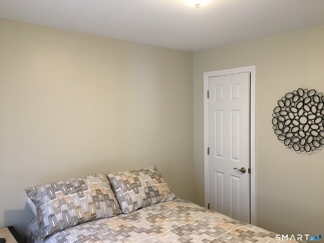 Building Photo - 6 Birchside Dr