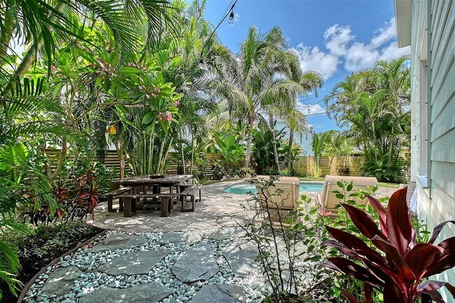 Building Photo - 1738 Siesta Dr