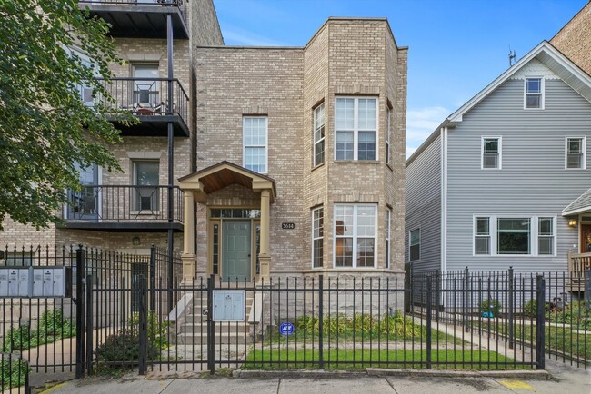 Primary Photo - 3614 W Shakespeare Ave