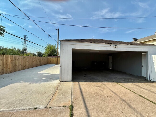 Building Photo - 7119 S Gessner Rd