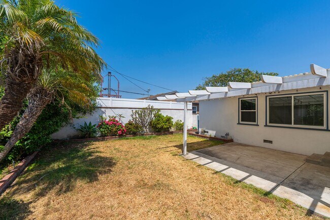 Building Photo - Beautiful Hawthorne Rental In Hollyglen!