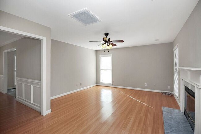 Building Photo - Well Maintained 4BD/2.5BA Home in the Cheshunt Community!