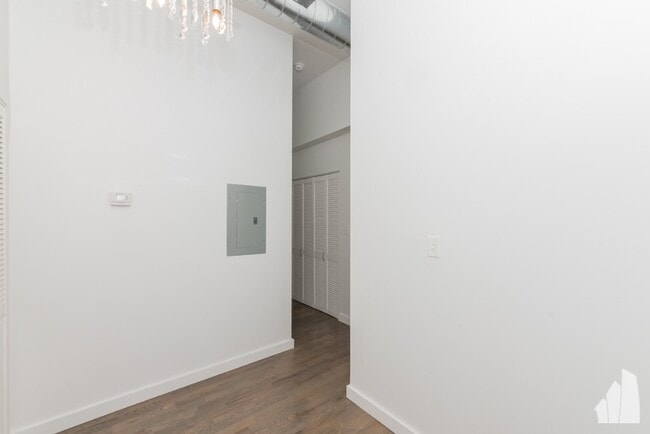 Building Photo - 630 W Lake St