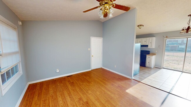 Building Photo - 3 Bedroom / 1.5 Bathroom Home Near Shoppin...