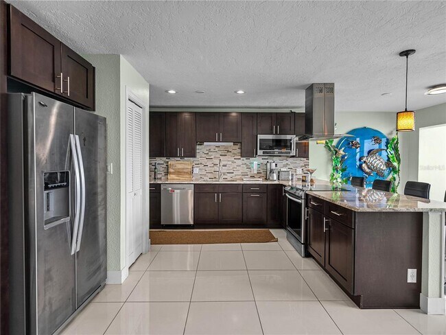 Building Photo - 7200 Sunshine Skyway Ln S