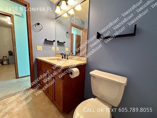 Building Photo - 1419 N Conifer Pl
