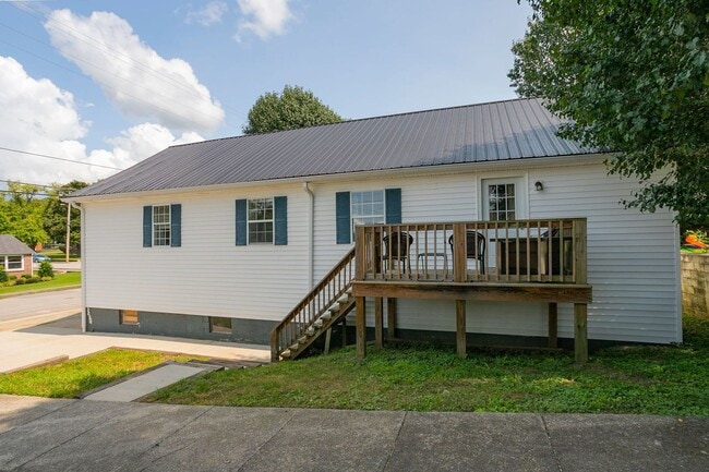 Building Photo - 3 Bed home in Carthage with large basement!
