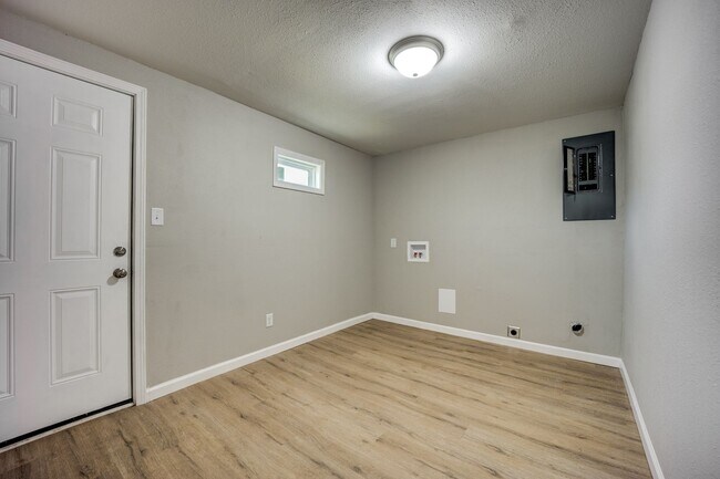 Building Photo - Freshly Updated 3 Bedroom House