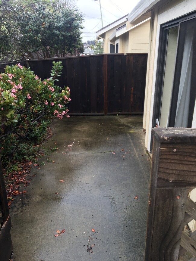 Building Photo - Great 2 Bedroom 2 Bath Condo in Seaside