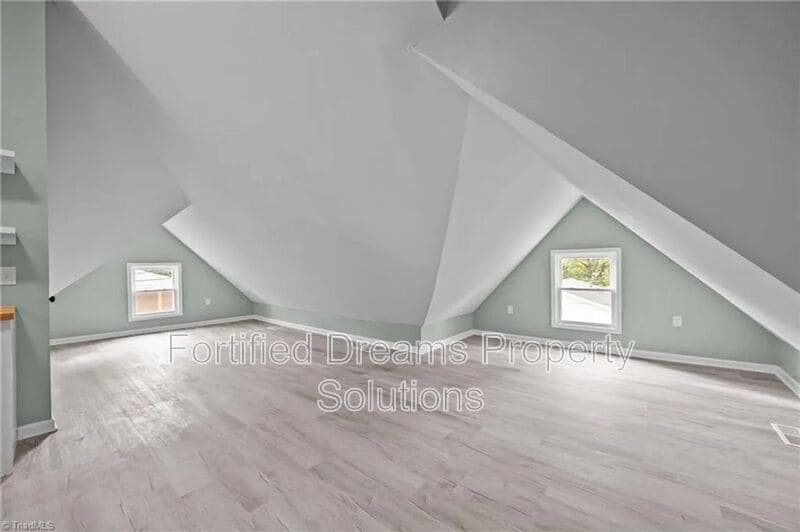 Building Photo - 608 Montgomery St