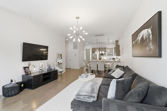 Building Photo - $500 RENT CREDIT if Leased by SEPT 1ST. Location, location, location! Modern Turnkey Townhome Ste...