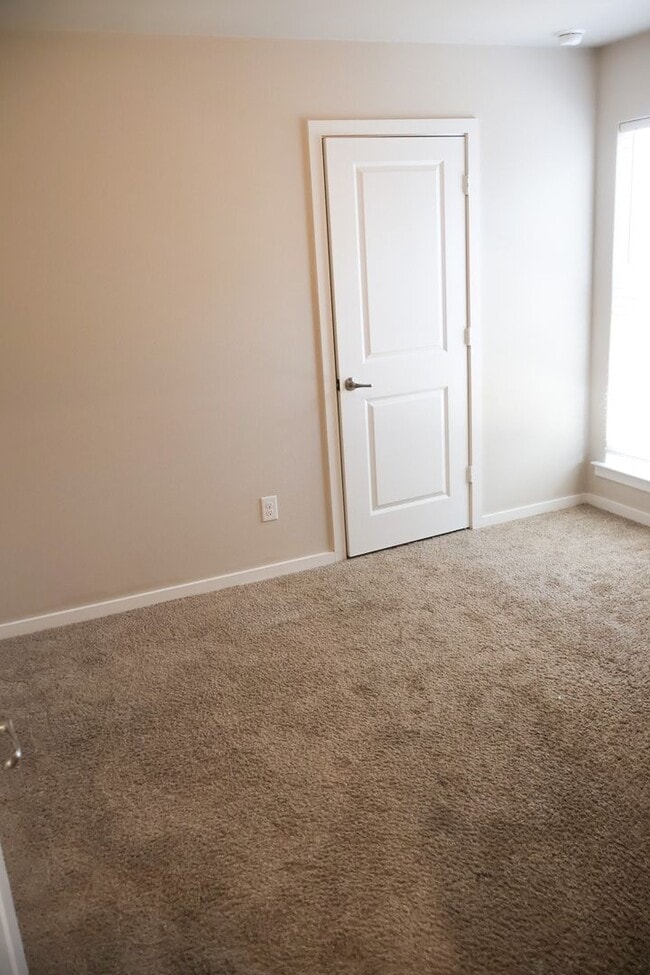 Building Photo - Townhome in Upland Heights!