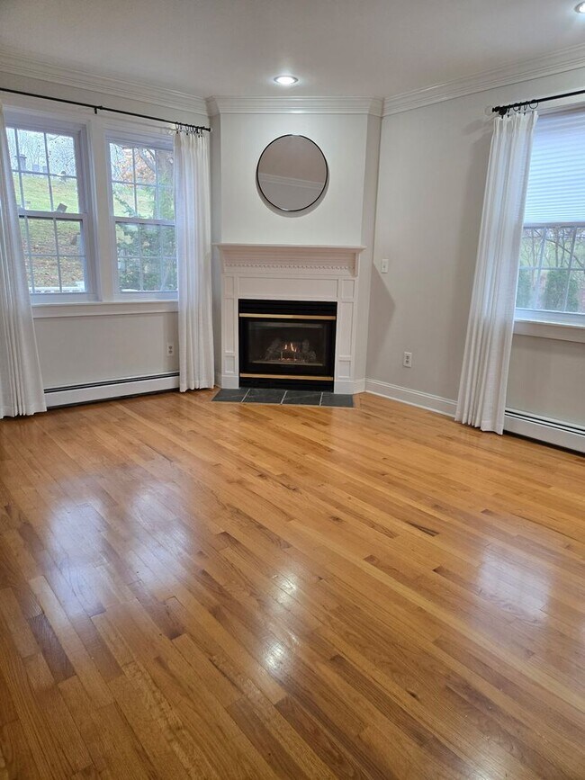 Building Photo - 5 Hillside Ave