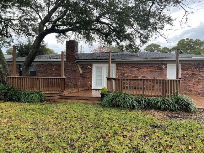Building Photo - 723 Clark Dr