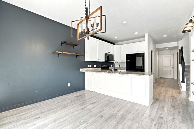 Building Photo - Beautiful Townhome in American Fork!