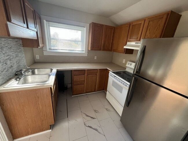 Building Photo - 526 E Eighth Street