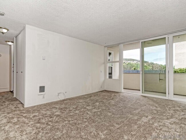 Building Photo - 2510 Torrey Pines Rd