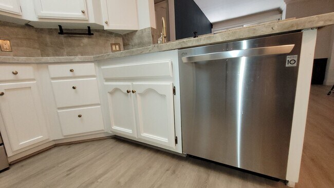 Building Photo - Resort style living - 2 Bd/2Ba 1,112 SqFt Condo