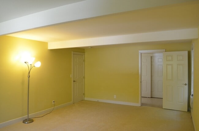 Building Photo - Spacious Somerset Home Near Top Schools an...