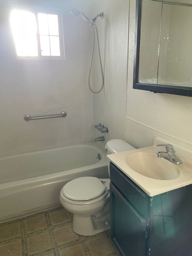 Building Photo - Cute Home In The Center Of Town!!!