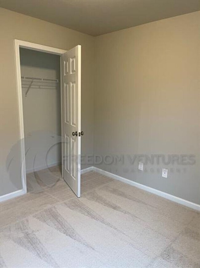 Building Photo - Modern 3-Bedroom Home with Spacious Backya...