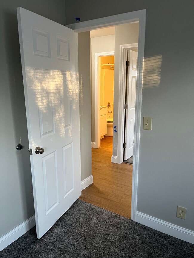 Building Photo - 858 Heatherstone Dr