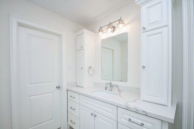 Building Photo - 422 Mignon Ln