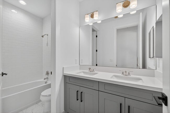 Building Photo - 9288 Crestview Cir