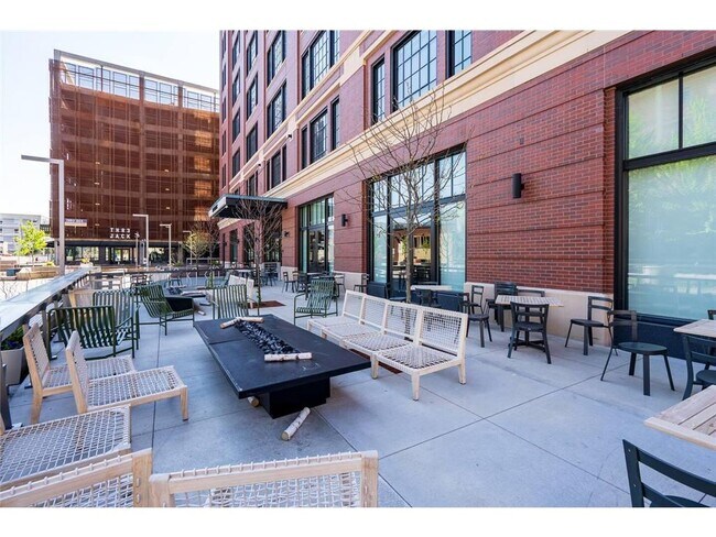 Building Photo - 728 3rd Sta